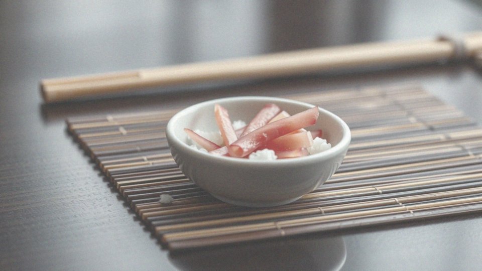 Jakie jest znaczenie marynowanego imbiru w sushi?