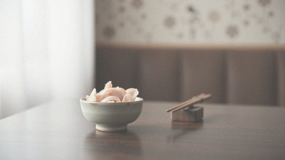 Jakie funkcje pełni marynowany imbir między rodzajami sushi?